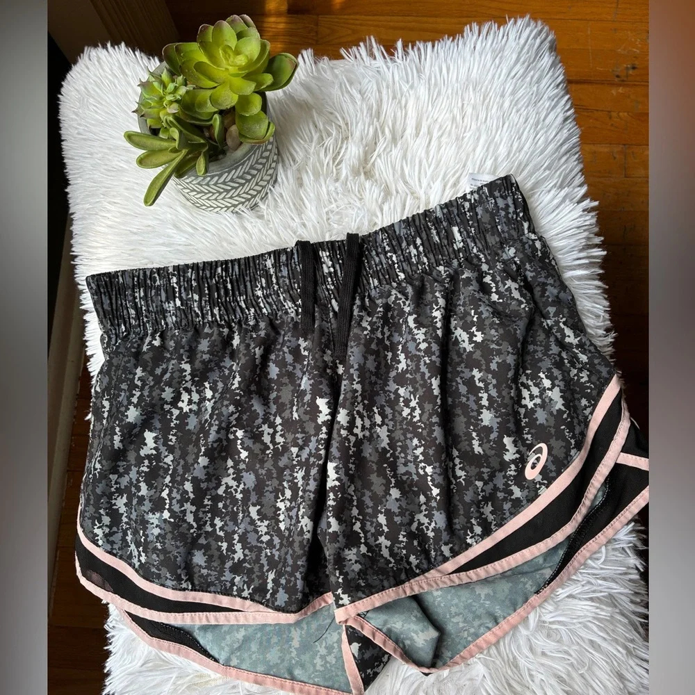 ASICS Women’s Run Short 🩶 - Picture 2 of 10